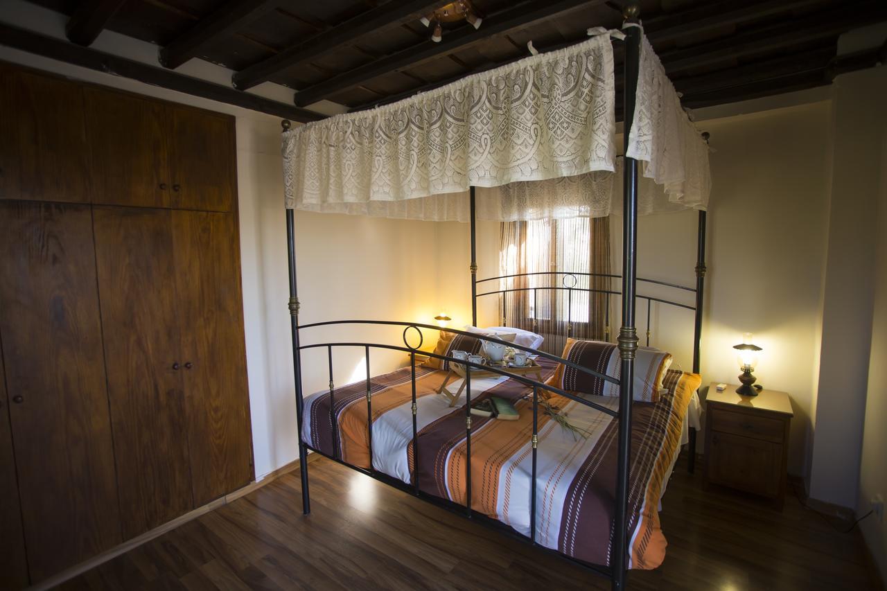 George Houses Pentakomo Room photo